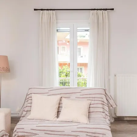 Gaia Escape, Sinarádes